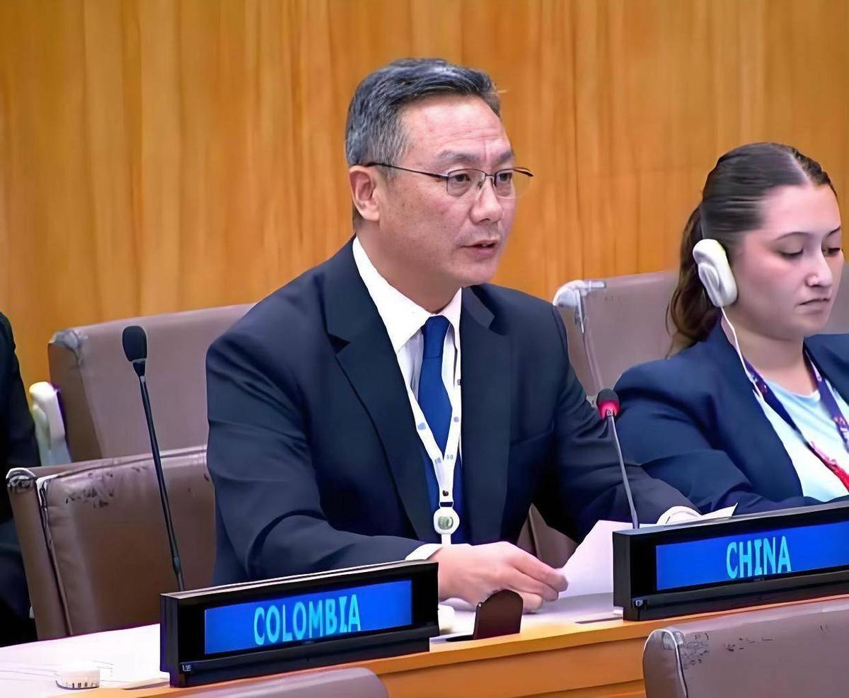 联合国安理会会场里，气氛压抑到极点，空气都像是凝固了，全场安安静静。美国代表突然