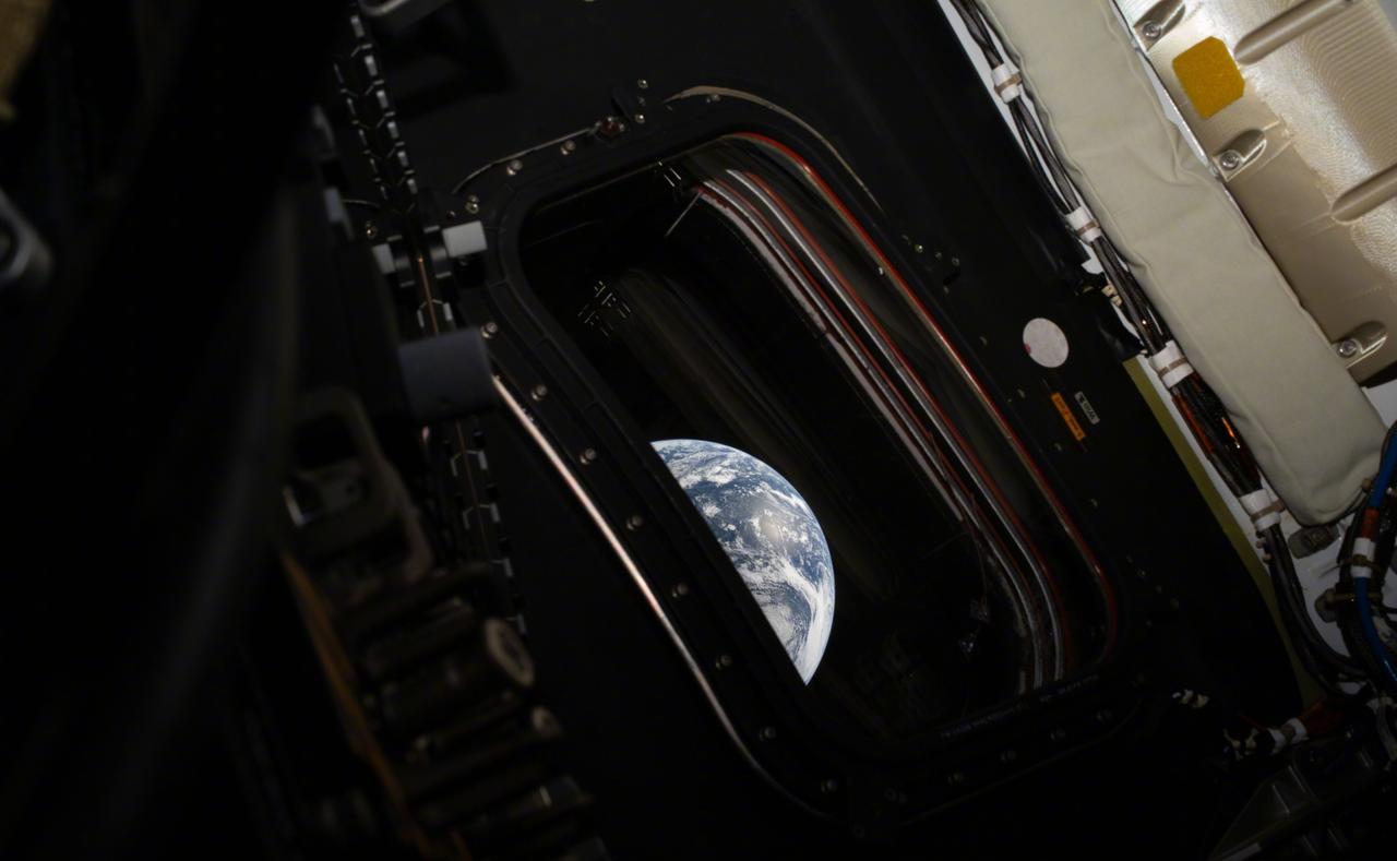 来了，猎户座飞船上的美国宇航员，果然拍摄了与地球同框照片。没办法，一方面这是