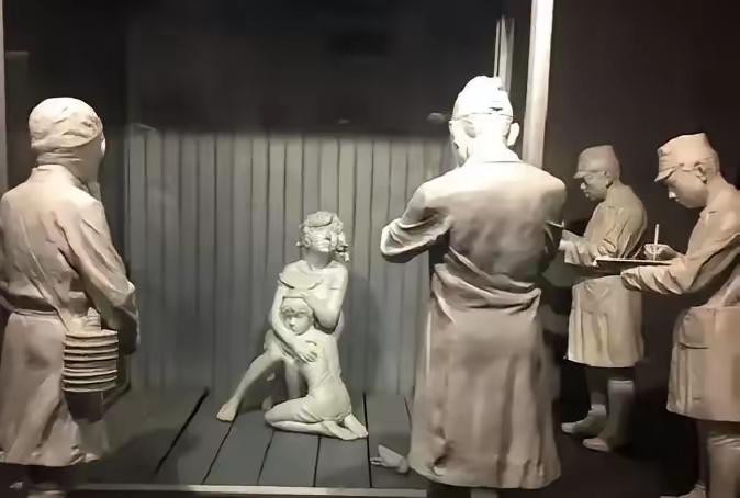 1938年，为了满足自己对女性生殖构造的好奇心，一鬼子军医让人把一女人使劲儿摁倒