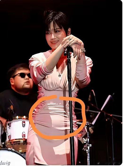 不尴尬！这才是好女人的本色！李宇春终于把“真女人”的一面展示出来了！演唱会上，李