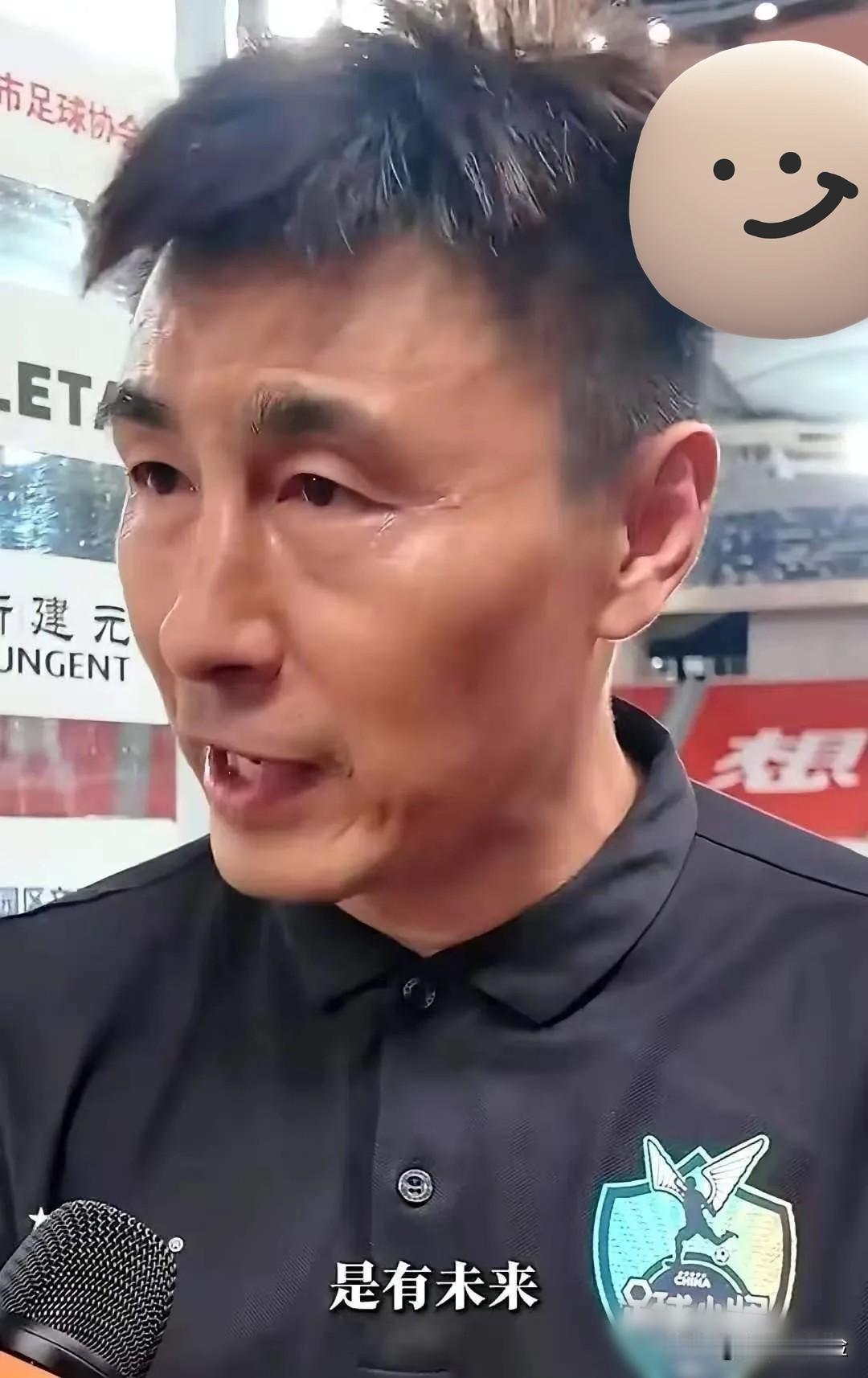 前国足队长李玮锋，突然隔空喊话，点名了董路的青训队。他一句话，直接揭了个老底：