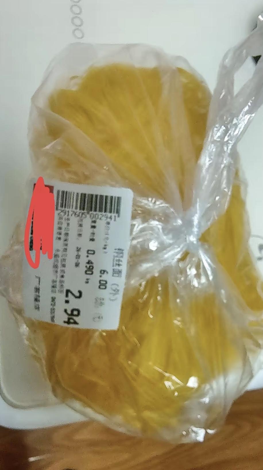 昨天去超市买苹果，塑料袋扎口上贴着个价签，胶黏得死死的。想把袋子留着下次用，结果