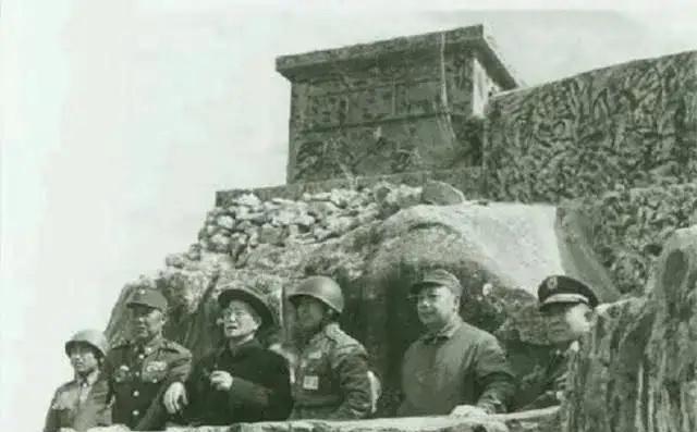 1959年，年逾七旬的蒋介石拄着手杖，颤巍巍地站在金门岛上，隔着海峡凝望对岸的大