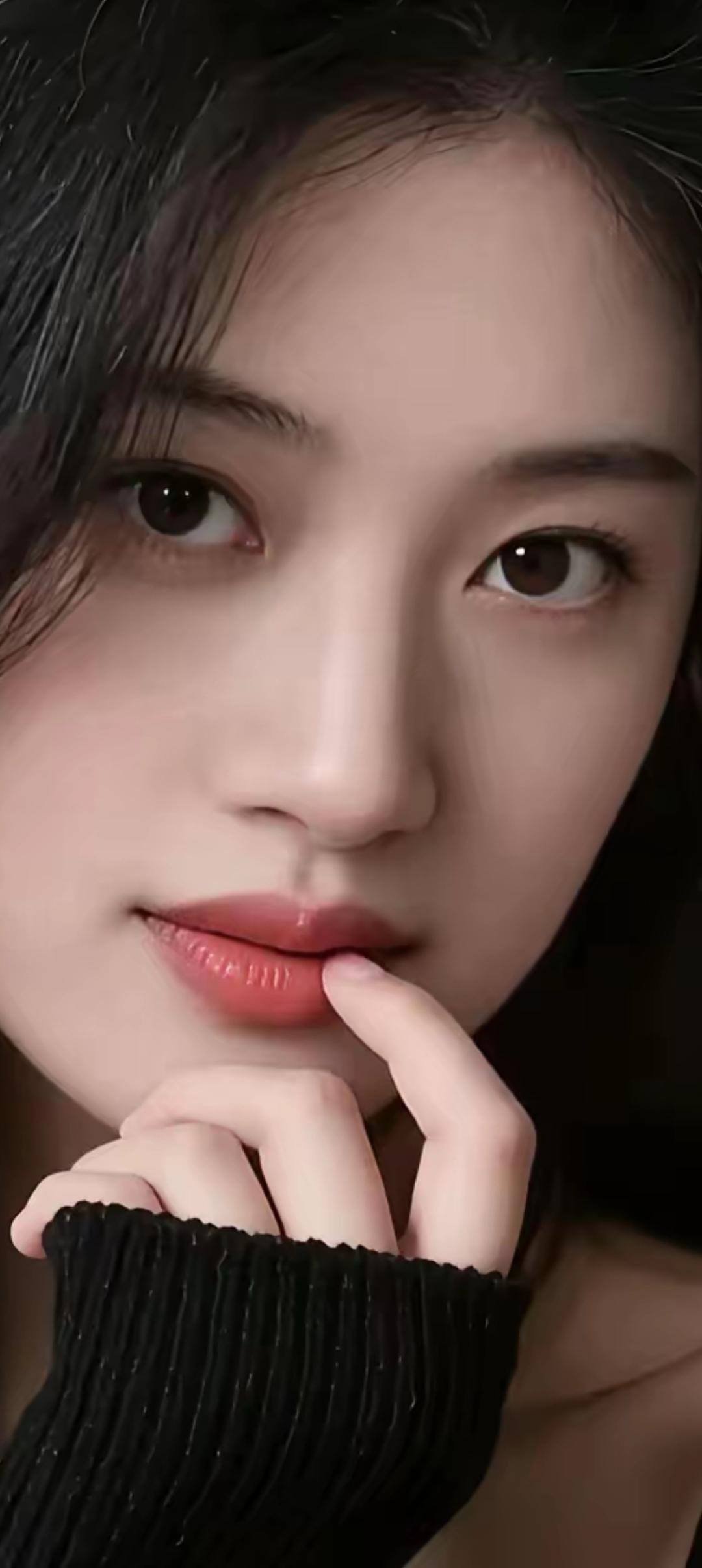 沉思的瞬间，黑衣少女，温柔眼神，细腻肌肤，指尖轻触唇边，静谧氛围。
