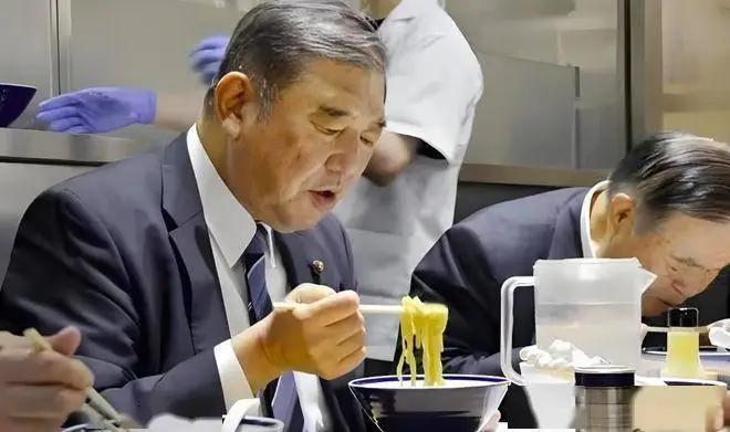 石破茂这老头真是“人间清醒”！近日，记者问他，想不想再当一次首相？没想到，石破茂