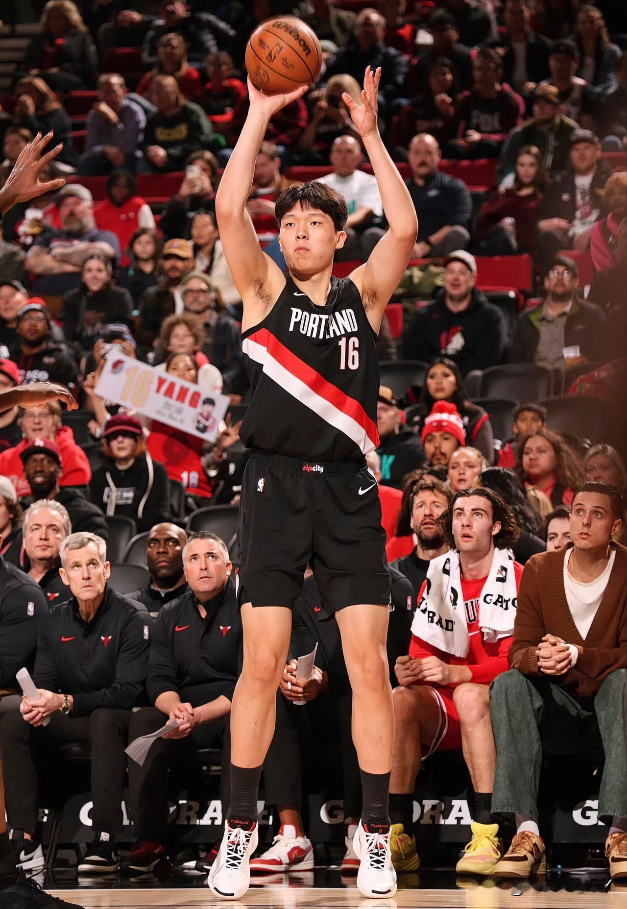 其实大家心里很清楚就连斯普利特心里应该也很清楚，空篮都放不进的杨瀚森还是得