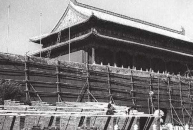 1969年末，中央打算拆掉天安门广场再重新建设，然而在施工的时候，工人们在旧天