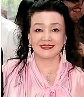 她官司还没完呢，大公司一出手，这下麻烦大了。孟贺那个事，第一次判下来，虽然她输
