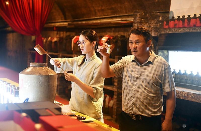 假如余承东、雷军、于东来、董宇辉去卖同一款白酒，四种做生意的模样一个有趣的设想：倘若把一模一样的一瓶