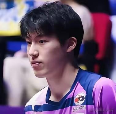 温瑞博首轮对阵张禹珍。说实话，现在国乒小将的生存环境随着外协的进步已经越来越