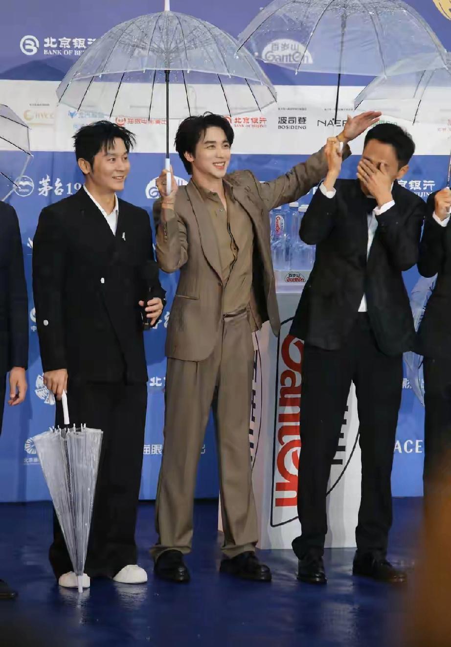 双奖联动！第16届北京国际电影节开幕，张若昀红毯名场面引爆全网4月