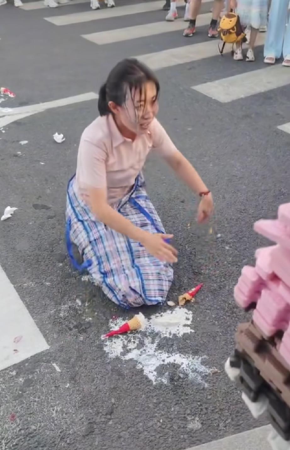 辽宁大连，一沈阳女网红在梭鱼湾门口进行的争议性“整活”表演……视频显示:该女网