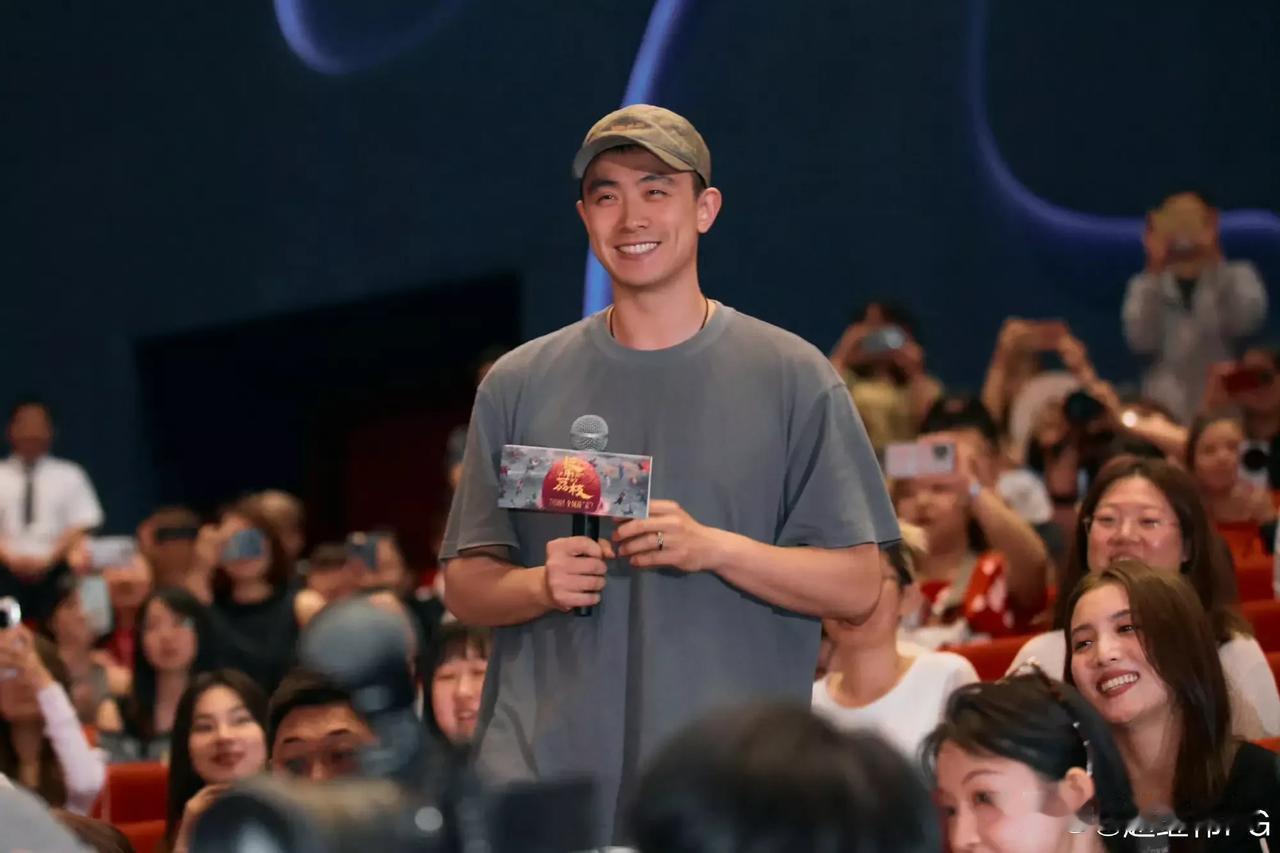 这是为了退役后进军娱乐圈做准备的吧！赵继伟携同妻子参加好友董成鹏导演的《长安的