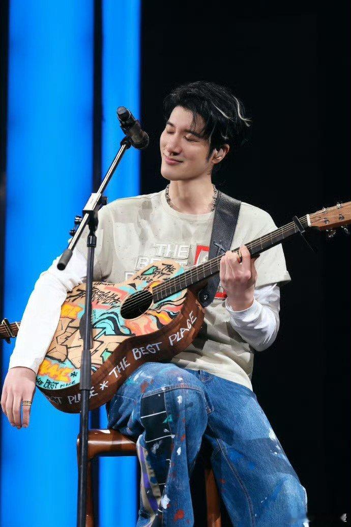 王力宏初代偶像颜值的含金量王力宏这颜值，不愧是初代偶像，含金量十足！无论啥舞台