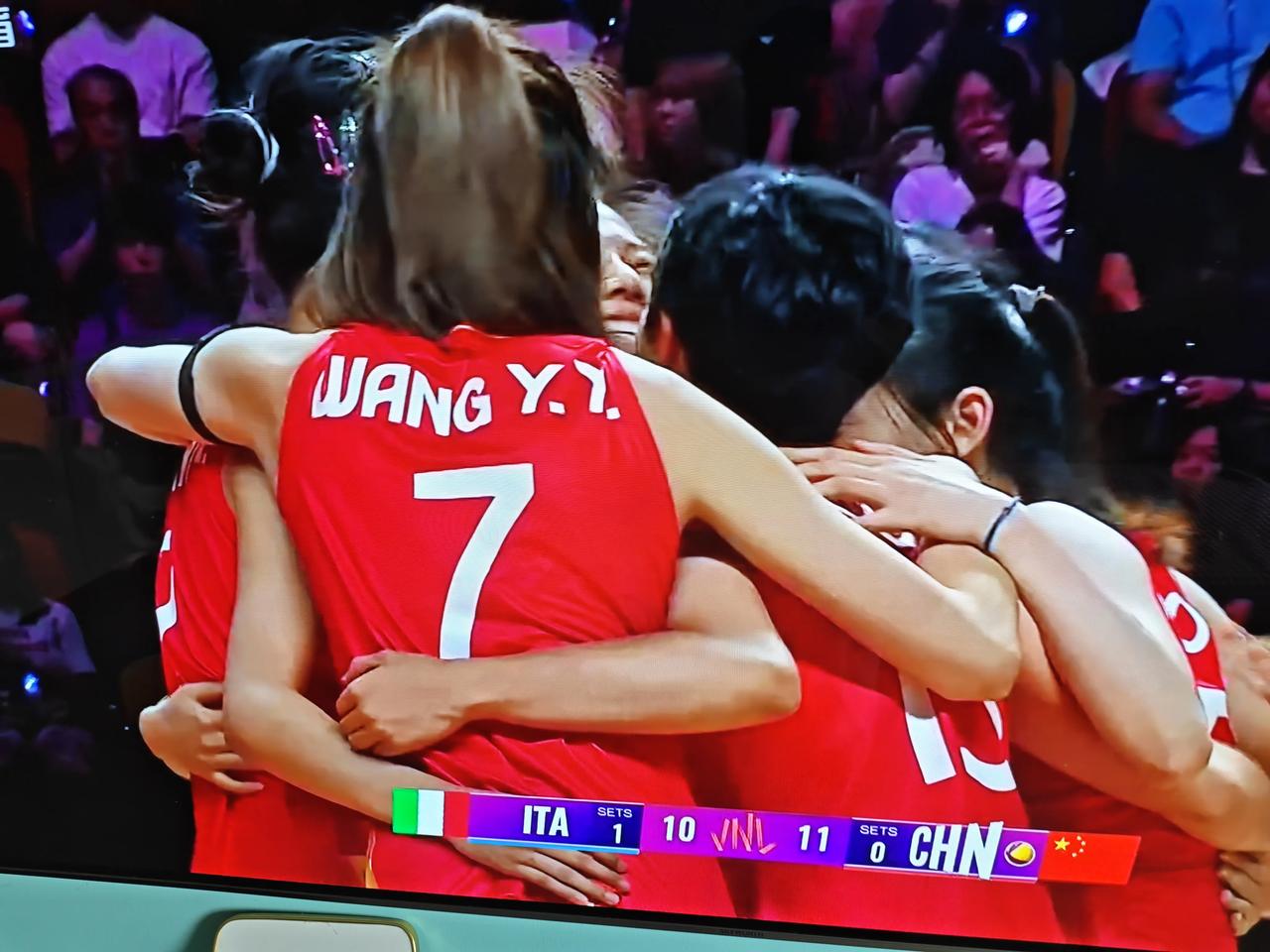 中国女排正在走一条有违常规的用人之路。全世界各国的女排队伍，都很重用老将们，大多
