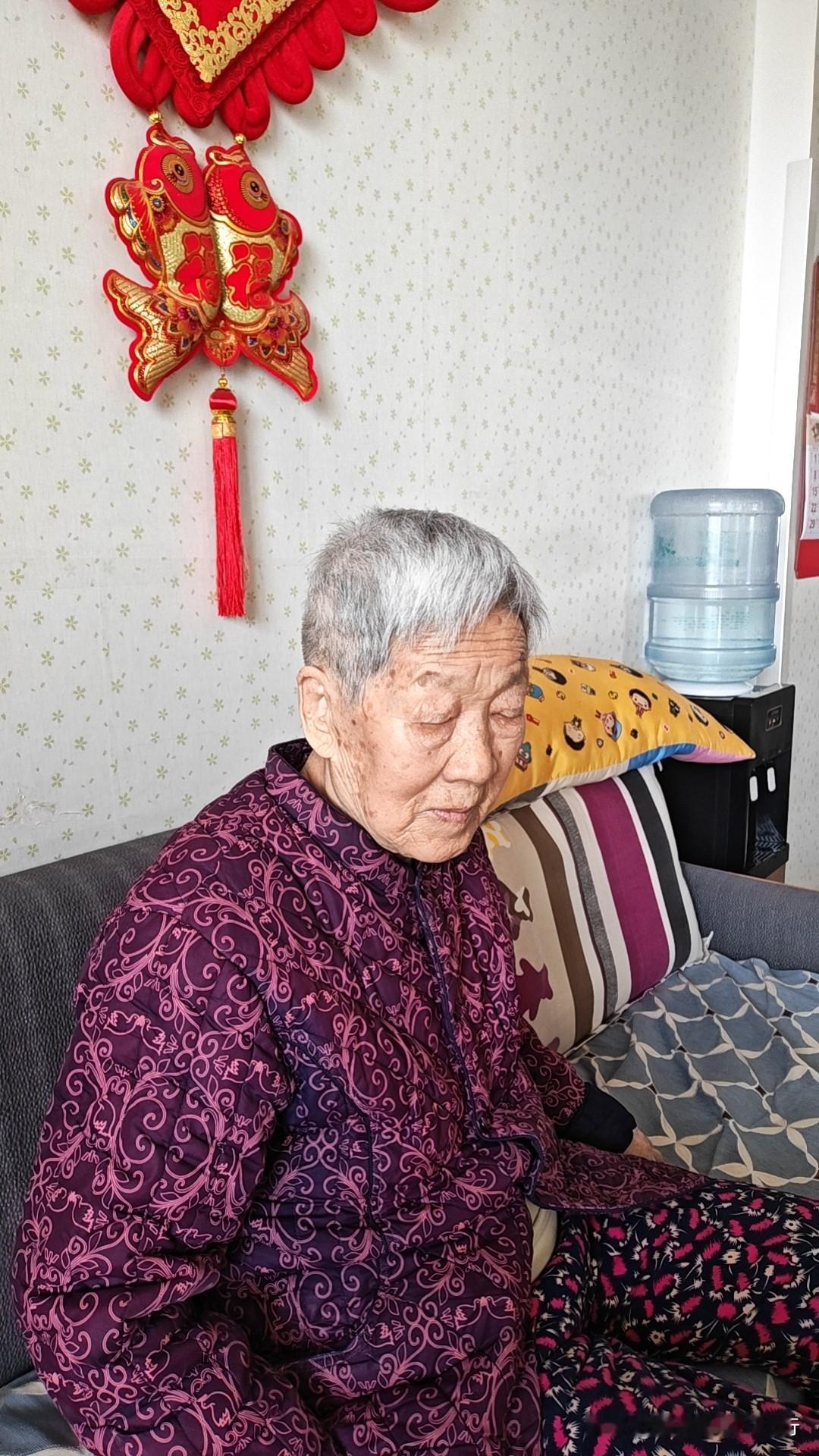 今天在养老院陪我妈聊天。我妈说：“昨晚我做了一个梦。（停顿），不说了”。