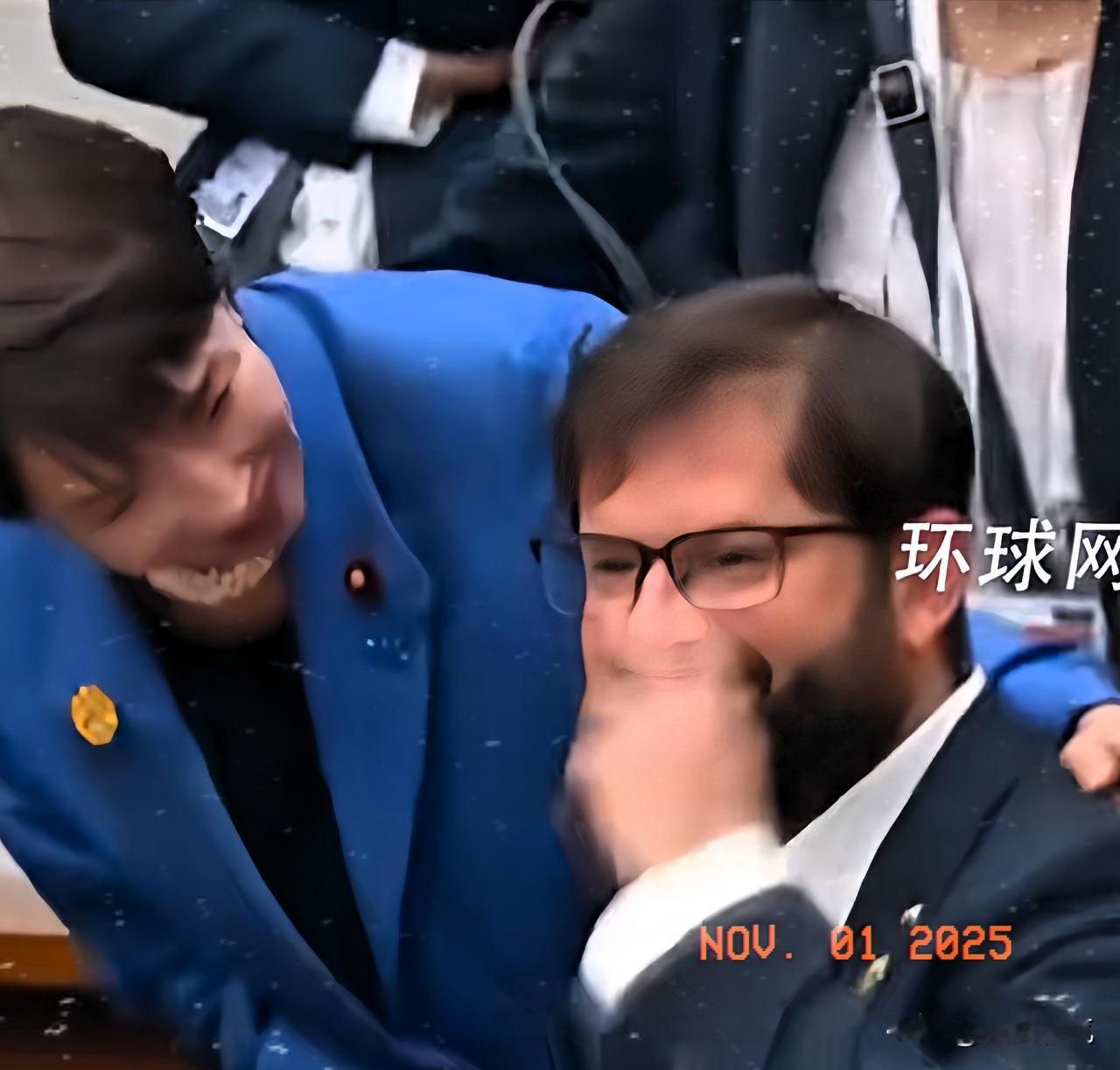 我滴个天，我突然发现日本这个女人真的不简单，有些像我去酒吧的名场面，还像我去歌厅