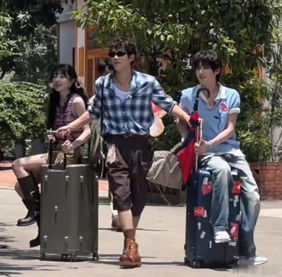 王安宇是幼师出身吗！一手拉田曦薇一手拉黄明昊，大将军领小孩出街游玩了哈哈哈