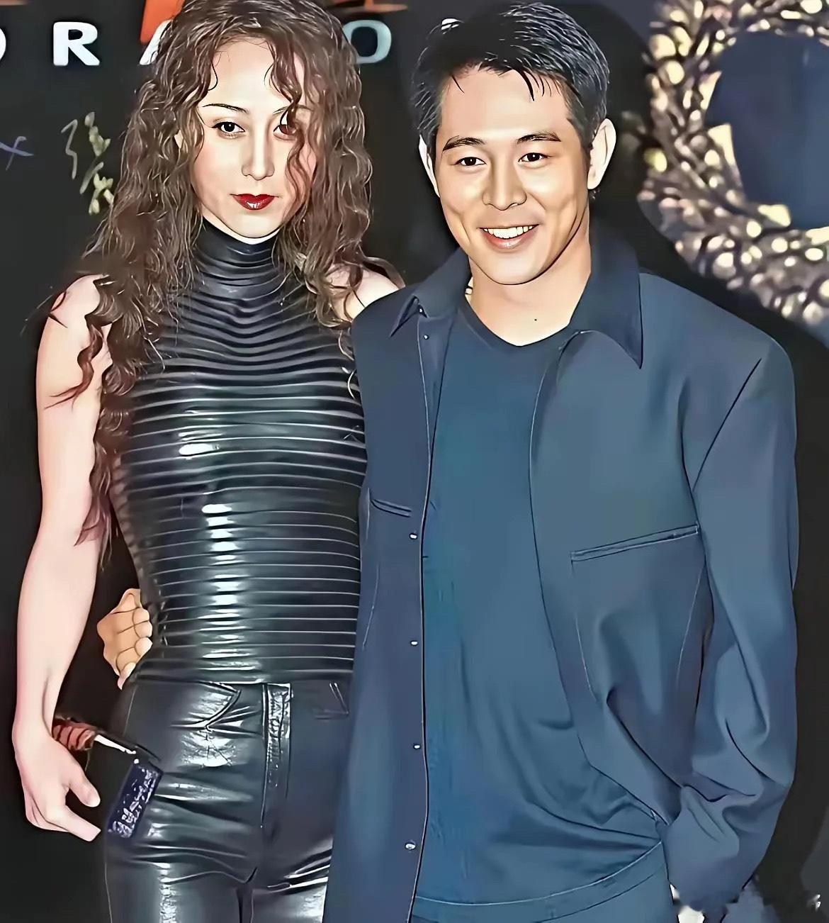 说实话，这两口子站在一起确实是不太般配哈！利智看起来真的是太漂亮了，气质又好，李连杰站在他旁边就像个