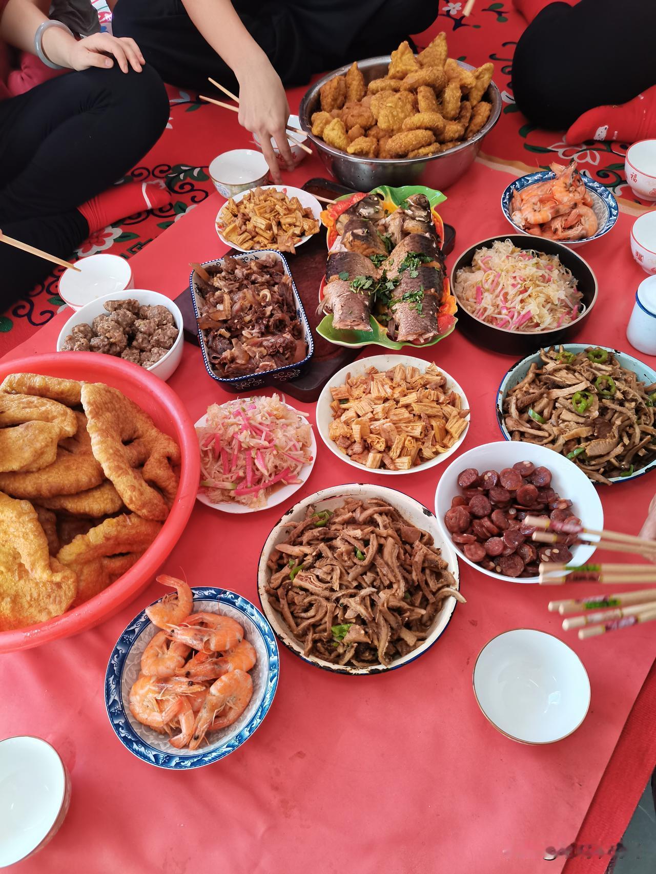 老胡今年回村过年了，说说老胡在农村过年都有啥习俗了，首先，在吃的方面，除夕这一天