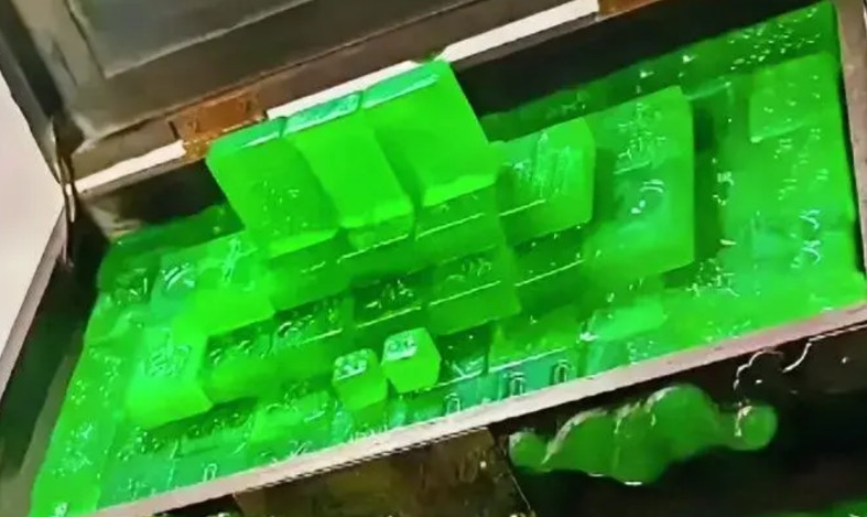 侯耀华说他弟弟侯耀文有一副翡翠麻将，不知道让谁拿走了，没人看见过这东西，但是只有
