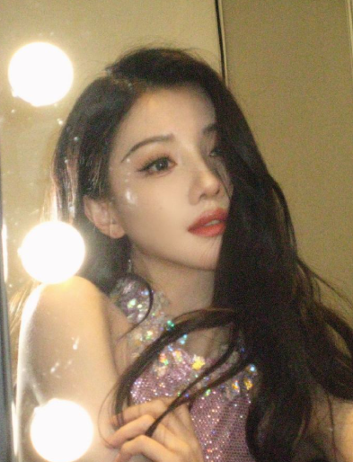 活动小酌喝到上头，直接开启“失控狂欢”模式，真实不装的样子太戳人。冷调眼妆+哑光