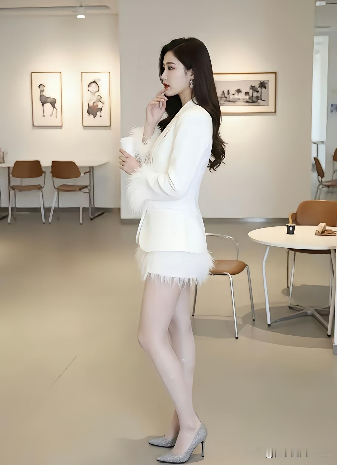 优雅白衣少女，静享咖啡时光