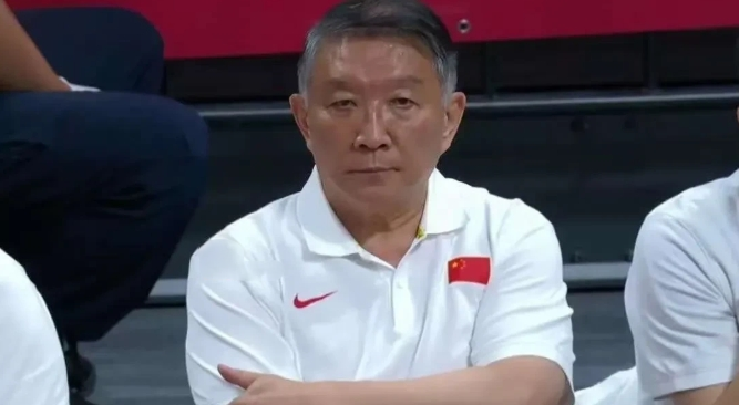 宫鲁鸣点名表扬2人：一个是球队未来的主力前锋，一个是扛中国女篮大旗的人。202