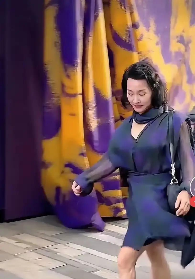 18岁入籍美国，转身就把中国当提款机。好莱坞亚裔没戏拍，就回国内签书、当评委