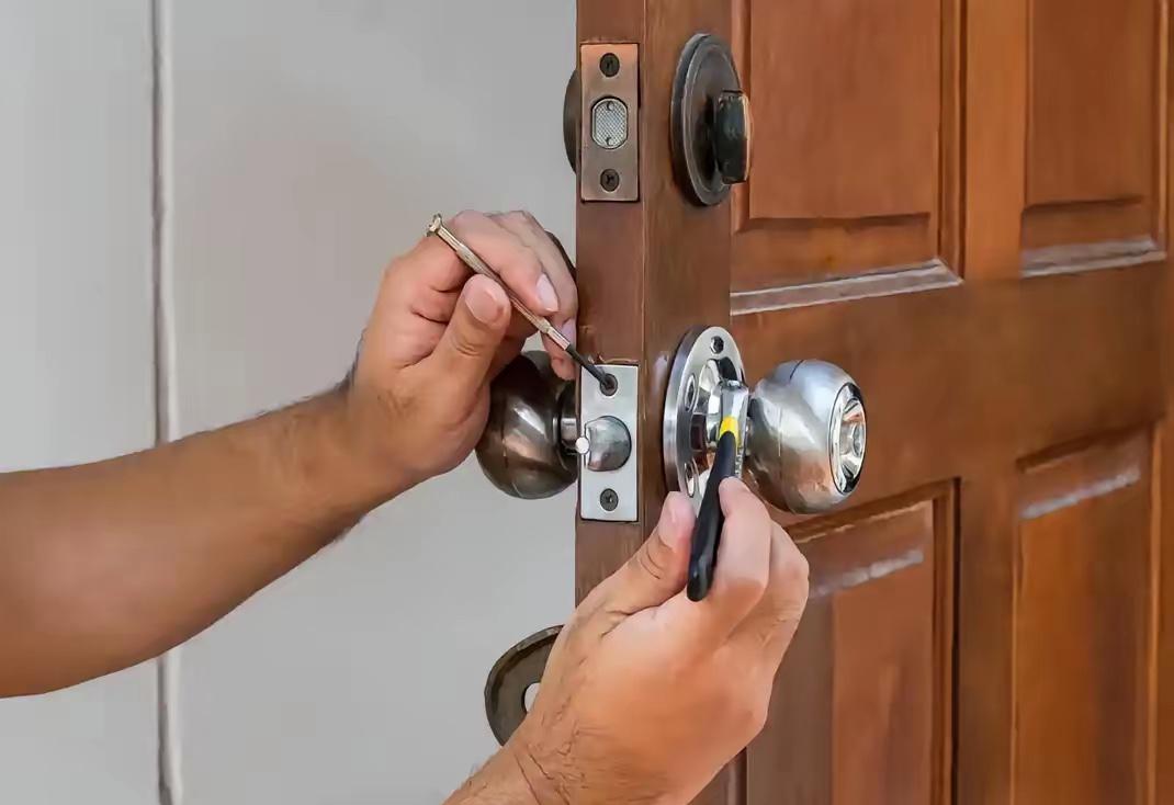 北京，男房东长时间多次联系女房客未果，找人开锁进入女房客房间查看情况，事后，女房