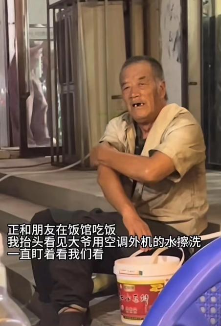 感人！男子和朋友路边吃夜宵时，发现一位拾荒老人一直盯着他们桌上的饺子看，男子看见
