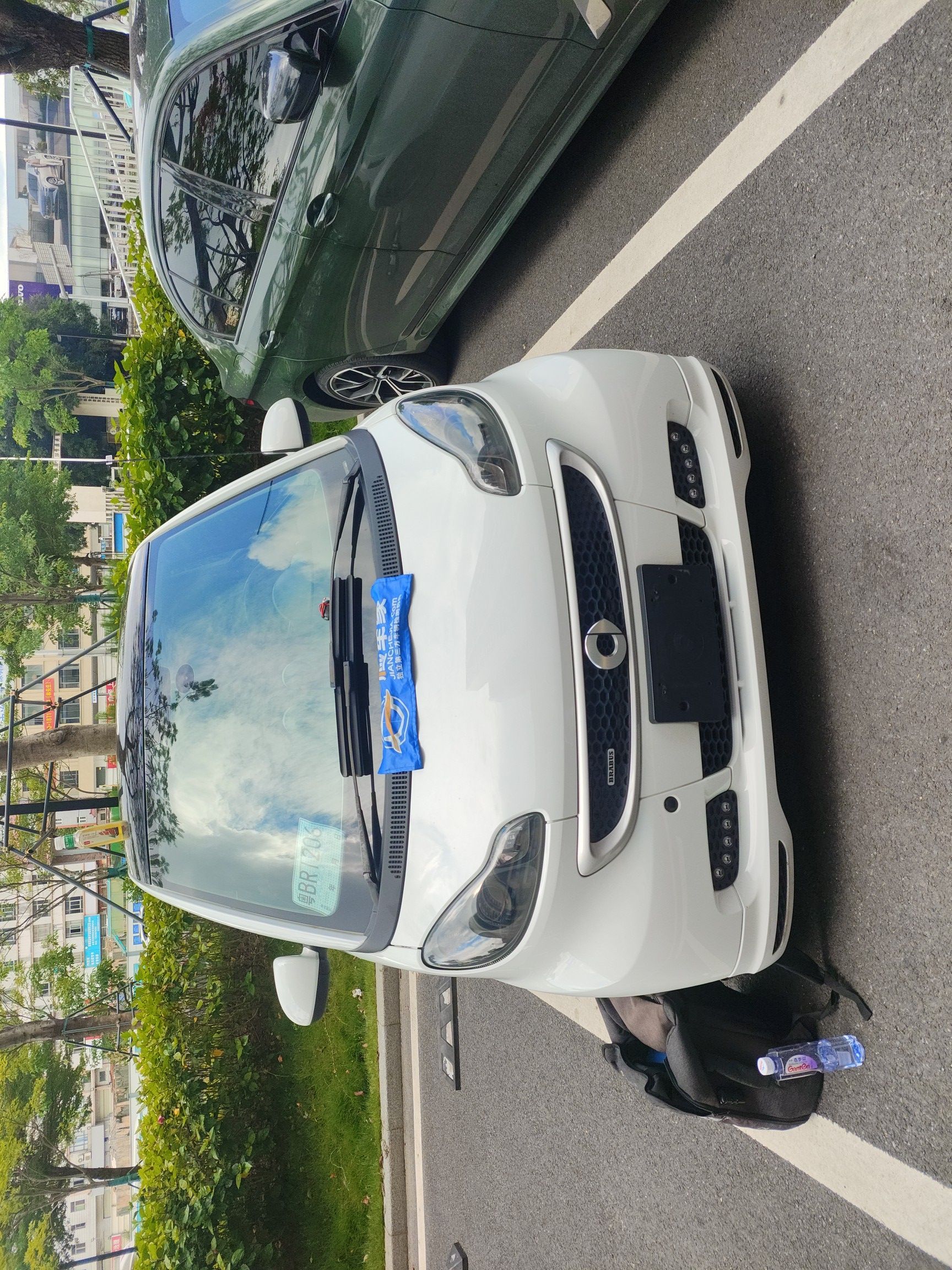 以现在的车市行情来看，当年花20万买这小车的是不是傻波？车长2米7，宽1米5，