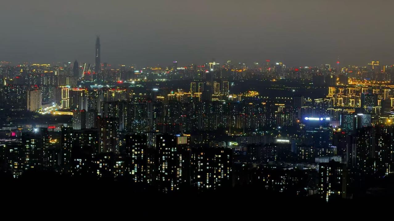 成都最高那栋楼怎么没亮灯啊？成都作为平原城市，夜晚灯光虽然没有重庆那样有立体感，
