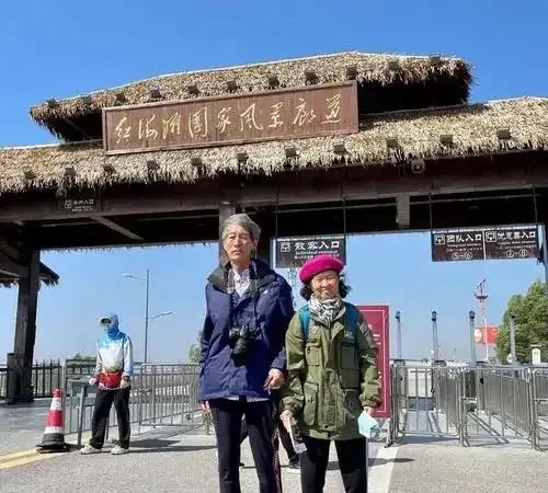 大玲子和爸妈在家休息了，近期没出门旅行，但她说在家消费不比出门低，买件衣服买双鞋