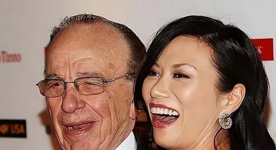 1999年6月，67岁的默多克为了迎娶邓文迪，与第二任妻子安娜离婚。分得17亿美