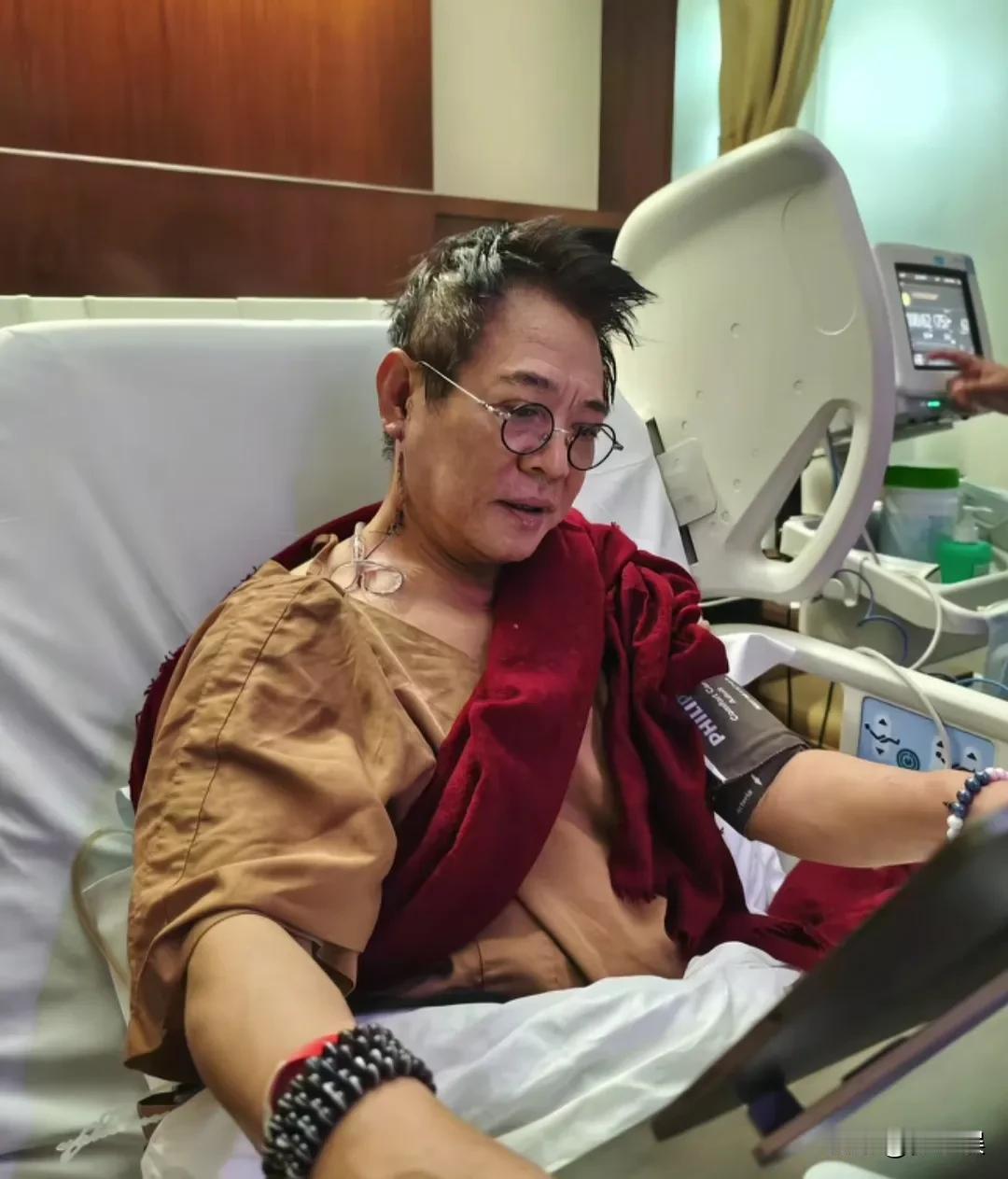 李连杰，这是怎么了，感觉像是生病了，但是我希望是在拍戏，他是我的偶像，一直都很喜