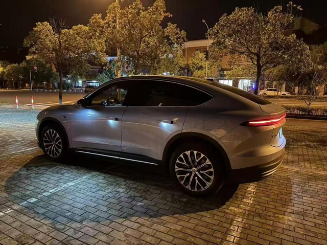 满电大约400公里EC6续航很稳我开了一段时间了，分享最近1万公里的感受，我这