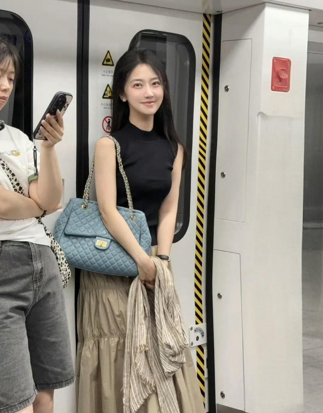 地铁上让我一眼沦陷的女神