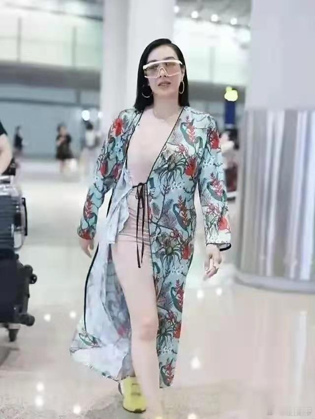钟丽缇“雷人”出门装，这穿搭简直颠覆想象！​​​