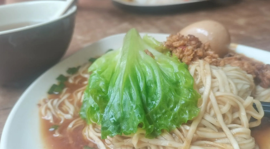 我认识一个老太太，七十岁左右，手里头三百多万存款。她只有俩个爱好第一个爱好是骂
