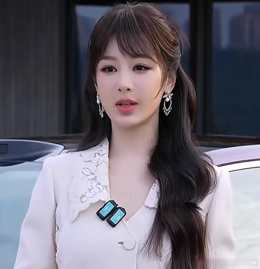 杨紫今日奇瑞汽车宣传直播活动生图，民族女企业家范十足，这个董竹君新时代版轻松被拿