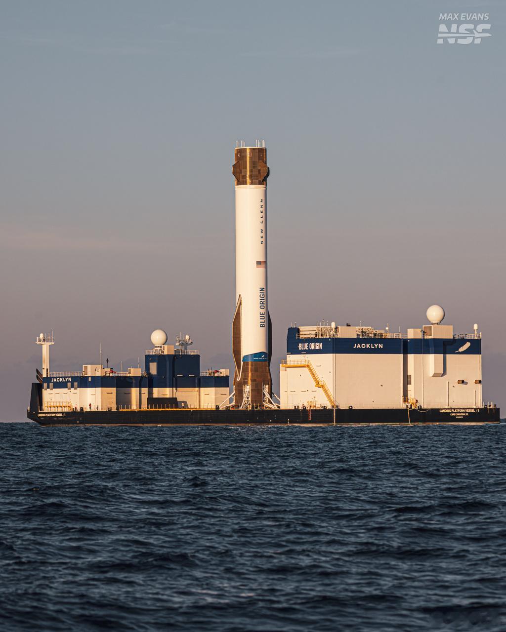 返回到港口的新格伦一级助推器，外表非常新。