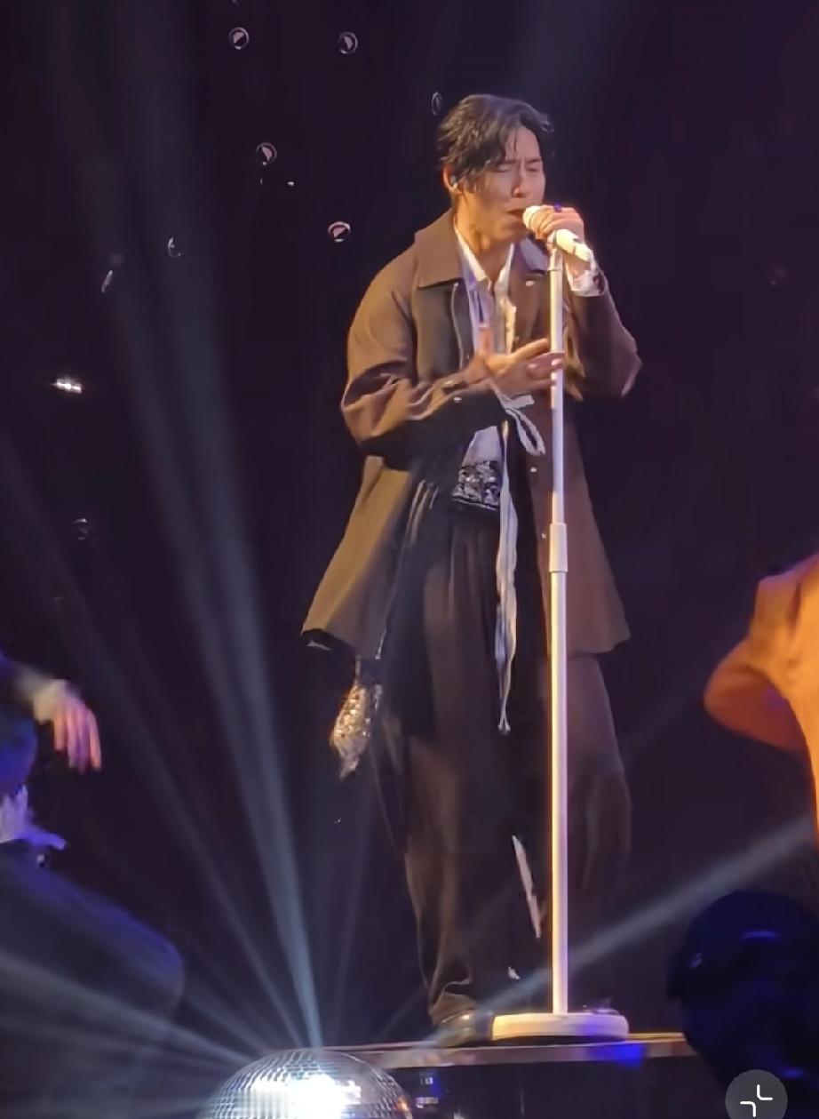 F3演唱会真是搞笑又精彩！第一、朱孝天人没来，声音来了，几个人合唱时朱孝天的