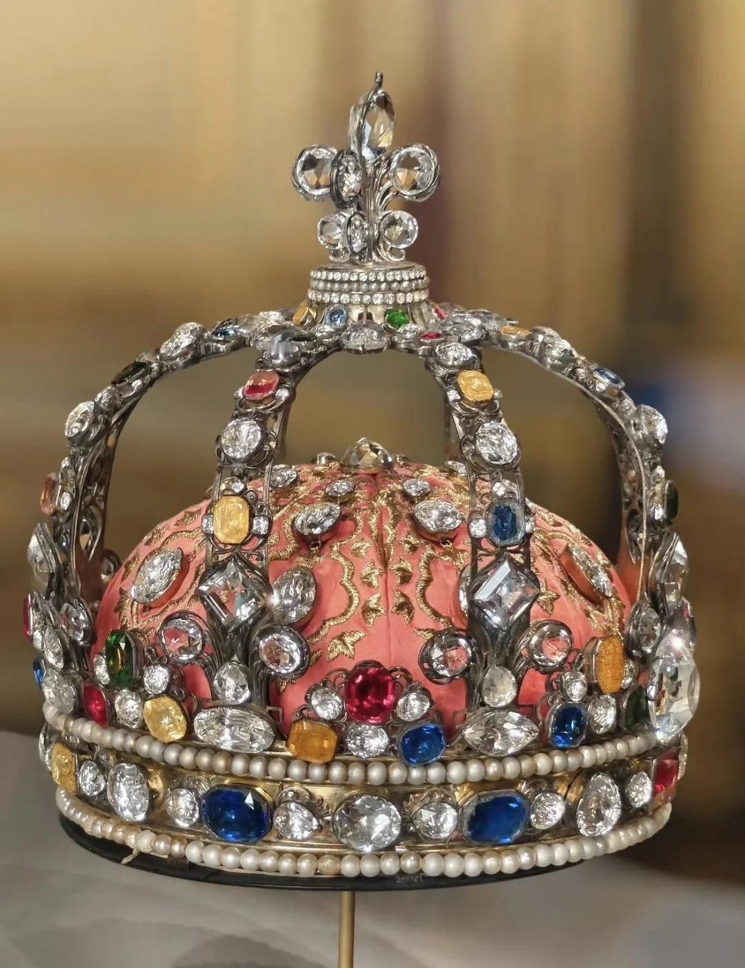 法国巴黎卢浮宫劫案可能是粉红豹团伙所为劫案可能是粉红豹所为卢浮宫丢失珠宝或已被