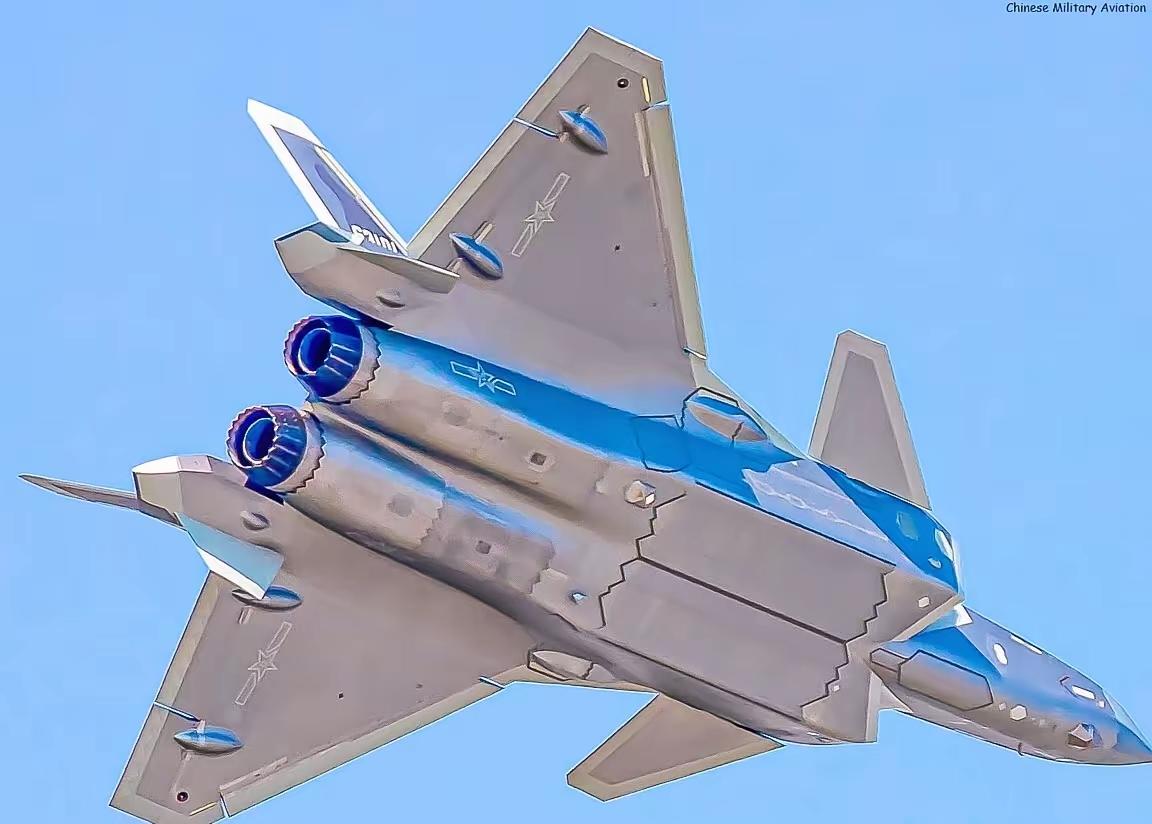 原因是穿盖弹射反应速度快，比抛盖儿弹射要快0.2秒到0.3秒。这在低空、超低空弹