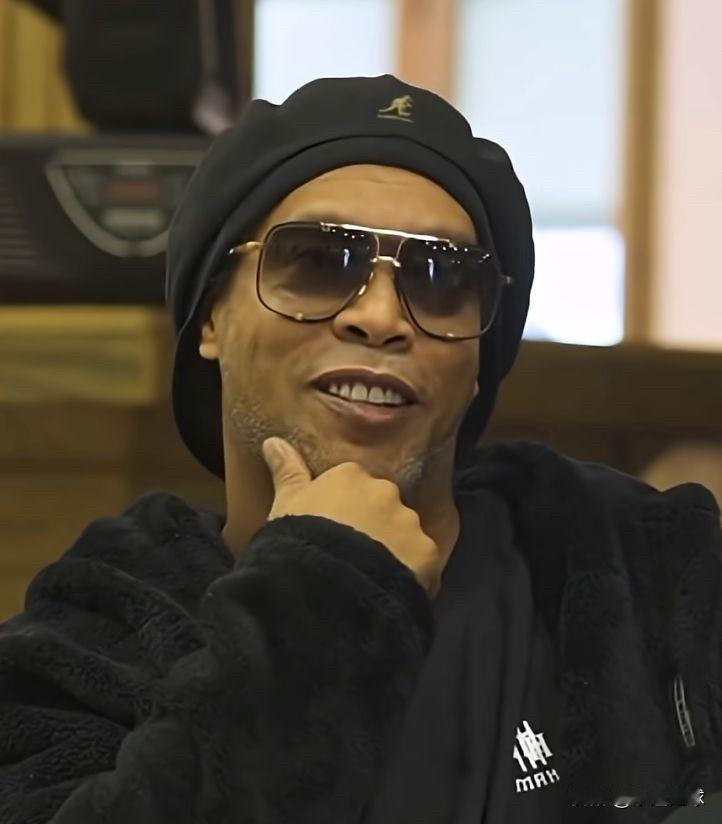 罗纳尔迪尼奥这个名字从何而来？罗纳尔迪尼奥表示：“我的真名是罗纳尔多。当我进