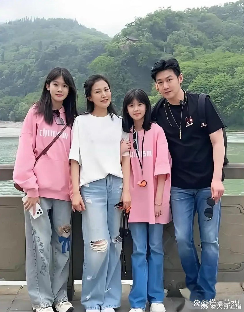 陆毅一家四口在江边的一张合影，拿着白色手机的大女儿贝儿的颜值好高，她不光五官好看