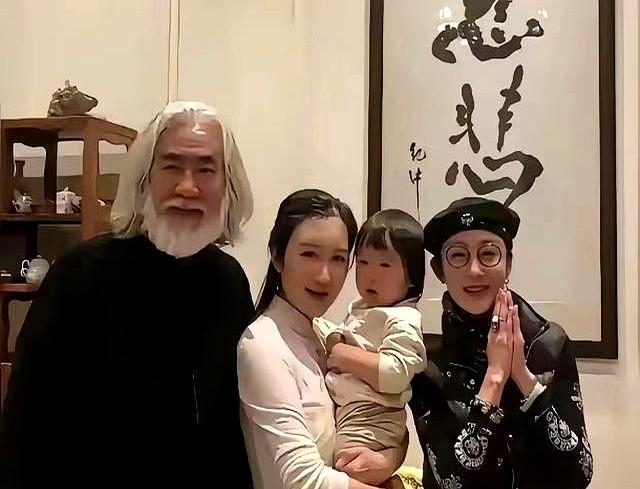 她自己也遭罪张纪中三段婚姻闹得沸沸扬扬，如今娶小31岁的杜星霖，杜星霖高龄试