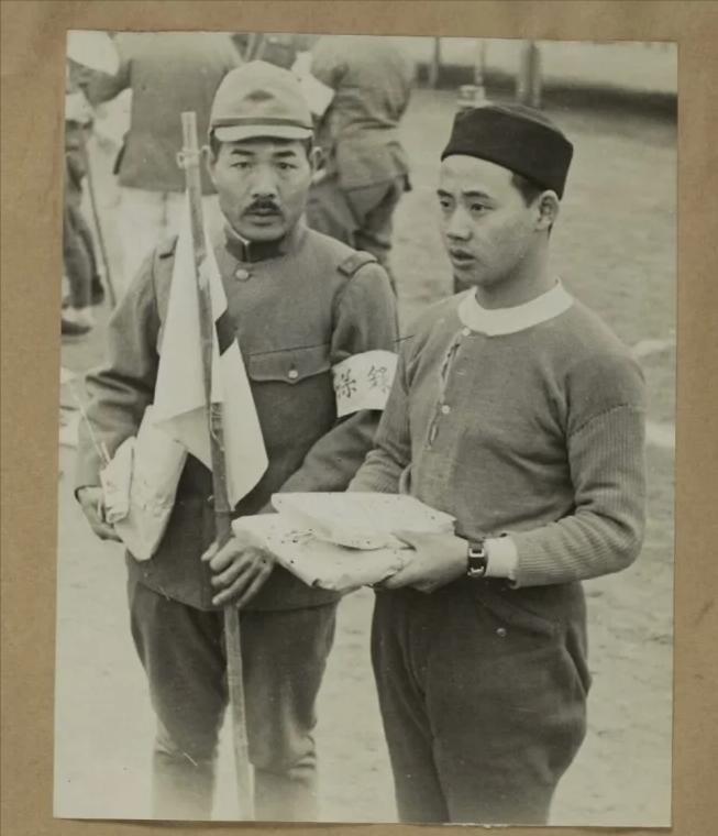 日本士兵与中国汉奸的狼狈为奸！这是日军随军记者柏原英一的私人相册里的一张，看到这