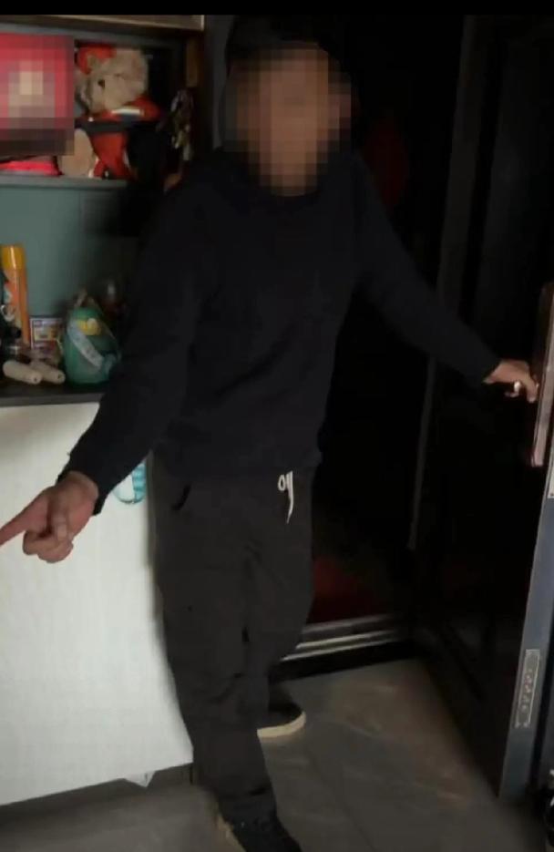 云南昭通一名女子在家中准备洗澡休息时，遭遇醉酒陌生男子强行闯入，当事人奋力反抗才